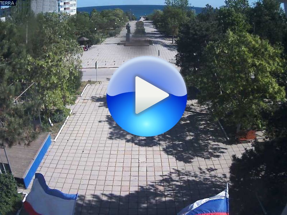 Веб-камера в реальном времени: вид с ДК 'Бриз' на центральную площадь пгт Приморский 