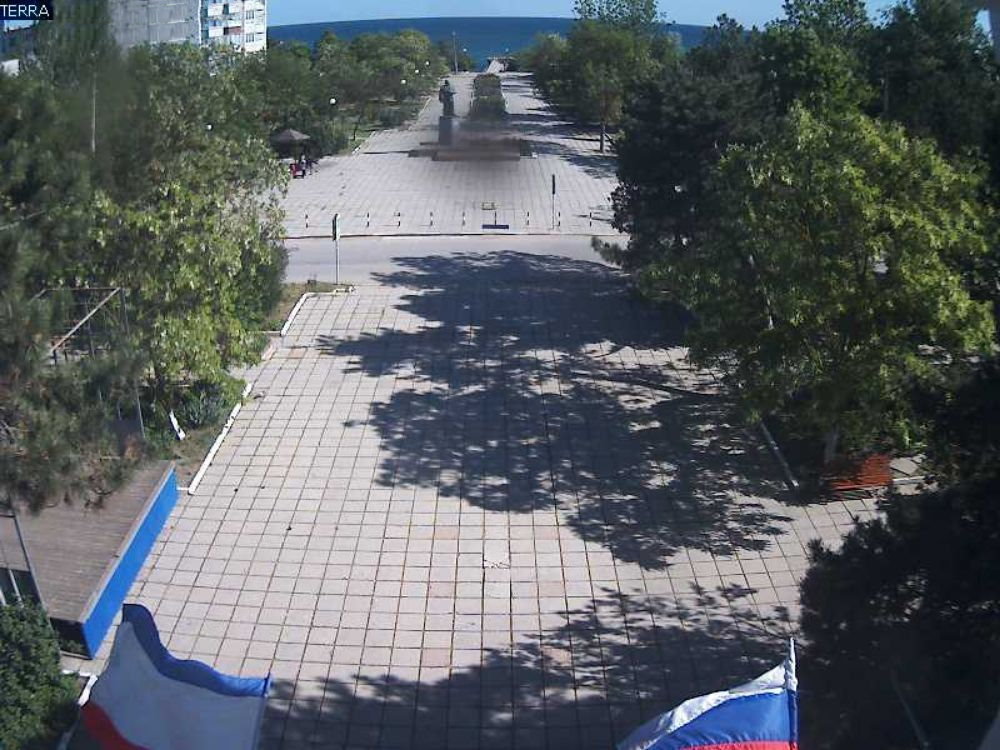 Веб-камера в реальном времени: вид на центральную площадь пгт Приморский с ДК 'Бриз'