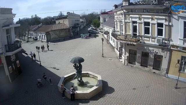 Веб камера на музейной площади Феодосии - вид на панно "Бригантина" и фонтан влюбленных