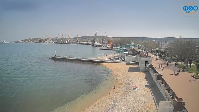 Веб камера на набережной Феодосии - вид на порт и маяк