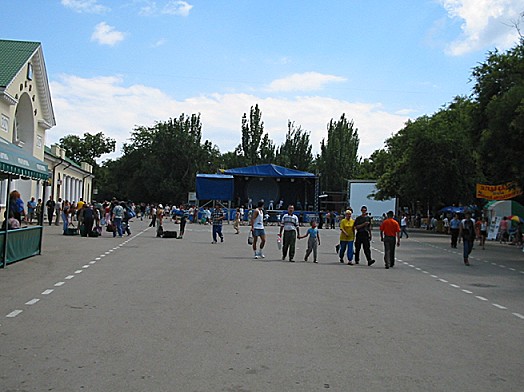 День города - Феодосия 2003: Привокзальная площадь утром